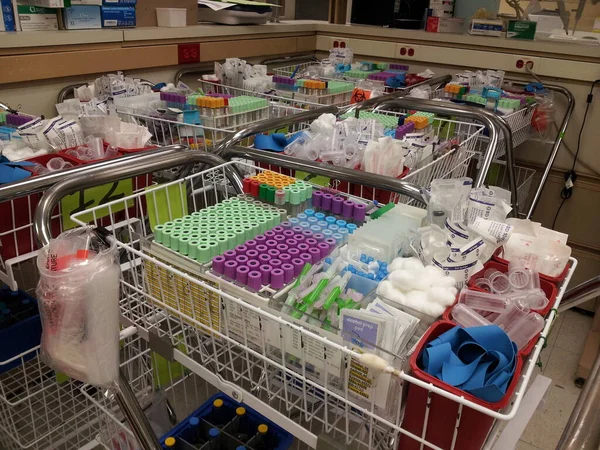 Tubos de sangue flebotomizados em carroças para coleta de sangue hospitalar — Fotografia de Stock