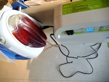 Serosanguinous drenaj sıvısıyla birlikte yatak başı vakum deposu.