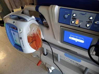 Serosanguinous drenaj sıvısıyla birlikte yatak başı vakum deposu.