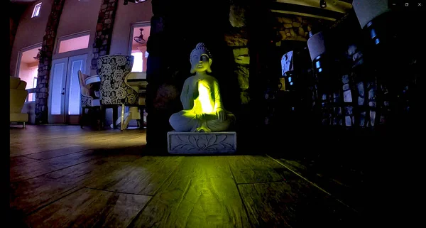 Glowing Buddha Statue Shadowy Room — Stock Photo, Image