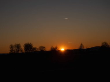 Dağlarda güzel romantik gün batımı, siyah siluet