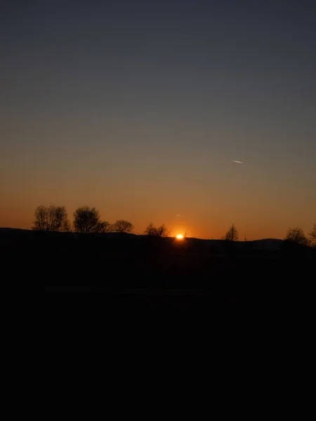 山の中で美しいロマンチックな夕日 黒のシルエット — ストック写真