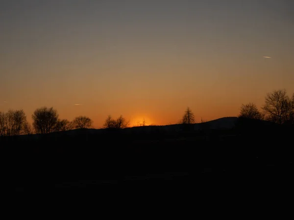 Piękny Romantyczny Zachód Słońca Górach Czarna Sylwetka — Zdjęcie stockowe