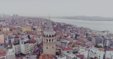 İstanbul Tarihi Yarımadası manzarası. Galata Kulesi ve Altın Boynuz 'un havadan görüntüsü. 4K