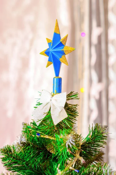 Närbild av stjärnan i Betlehem på toppen av julgranen — Stockfoto