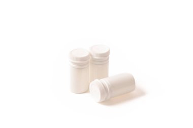 Beyaz ilaç kavanozları beyaz izole bir zemin üzerinde.