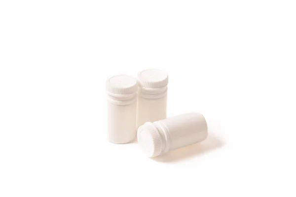 Fehér gyógyszeres üvegek fehér, izolált háttérrel. — Stock Fotó