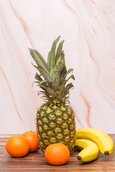 Een Houten Ondergrond Mandarijnen Bananen Ananas — Stockfoto