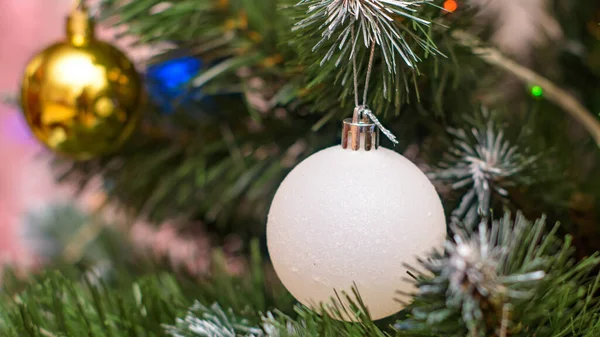 Natal. Brinquedos de Ano Novo na árvore de Natal close-up. — Fotografia de Stock