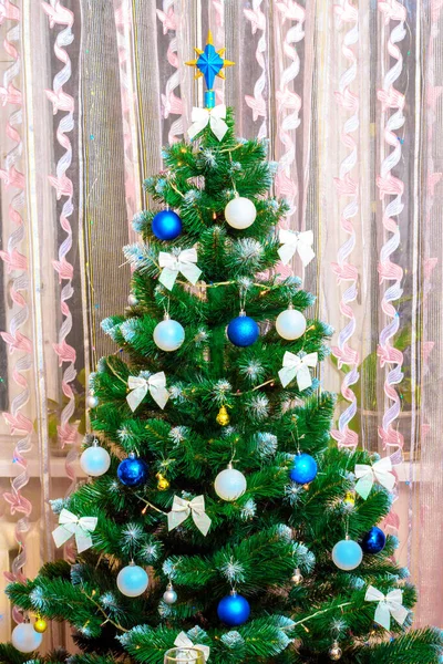 Decoración con bolas, arcos y una guirnalda en el árbol de Navidad — Foto de Stock