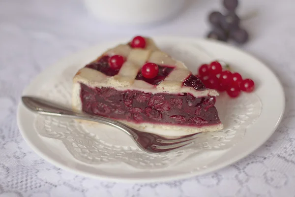 Tarta de cereza con bayas viburnum — Foto de Stock