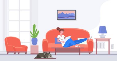 Kız kanepede uzanıyor, ev içi oturma odası, kadın ve köpekle yaşam tarzı.