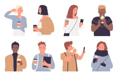 İnsanlar paket kahve seti içer, elinde kahve tutan kadın sokak kafesinden kahve içer.