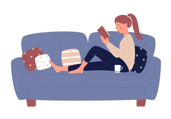 Κορίτσι χαλαρώνοντας στον καναπέ με ανάγνωση ελκυστικό βιβλίο — Διανυσματικό Αρχείο