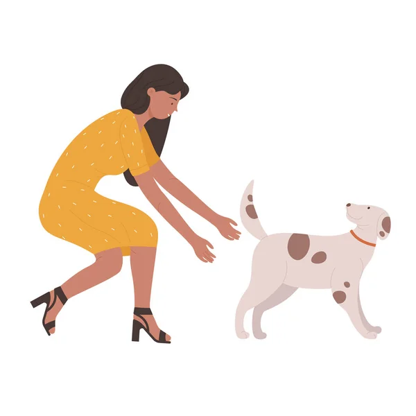Komik köpeğini kovalayan zarif bir bayan. — Stok Vektör