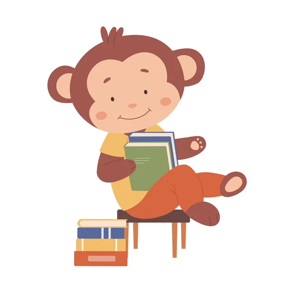 Carino sorridente scimmia seduta sulla sedia e la lettura — Vettoriale Stock