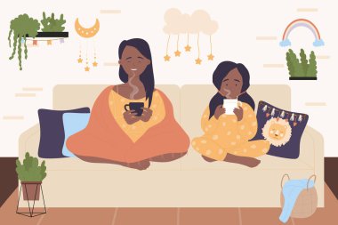 Mutlu anne ve kız, ev oturma odasının iç kısımlarında rahatça vakit geçirirler.