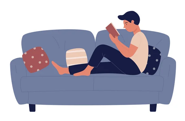 Αγόρι που βρίσκεται στον καναπέ για να διαβάσετε και να χαλαρώσετε με το βιβλίο χαρτί, τύπος που διαβάζει σε τεμπέλης πόζα άνεση — Διανυσματικό Αρχείο