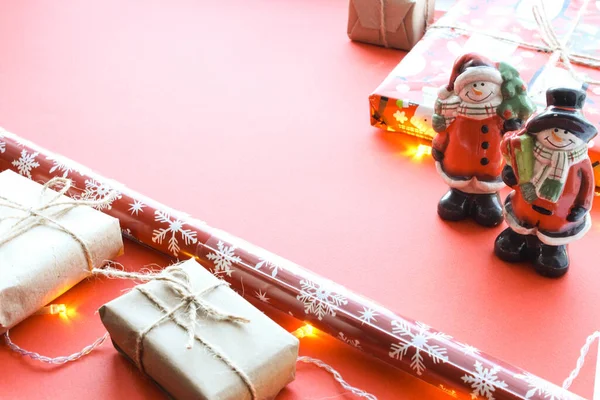 Decorazioni Natale Anno Nuovo Fingono Piatto Rimane Sfondo Rosso Regali — Foto Stock