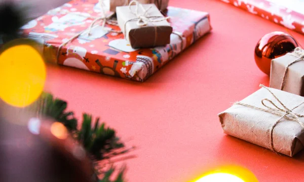 Las Decoraciones Navidad Año Nuevo Burlan Planean Sobre Fondo Rojo —  Fotos de Stock