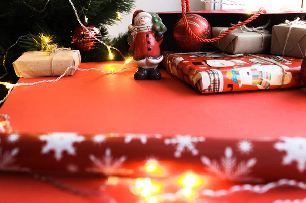 Weihnachtskomposition Aus Kraftpapier Auf Leuchtend Rotem Hintergrund Flacher Plan Draufsicht — Stockfoto