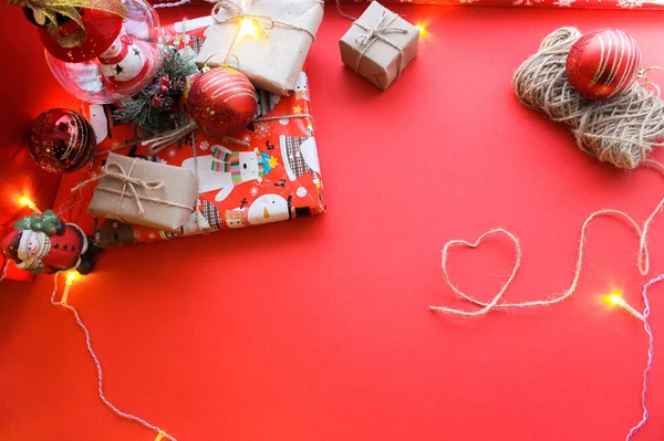 Composición Navideña Del Regalo Papel Kraft Sobre Fondo Rojo Brillante —  Fotos de Stock