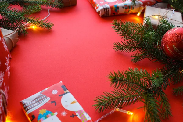 Composição Natal Com Caixas Presente Fendas Corda Rolos Papel Decorações — Fotografia de Stock