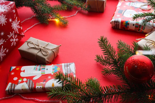Composição Natal Com Caixas Presente Fendas Corda Rolos Papel Decorações — Fotografia de Stock