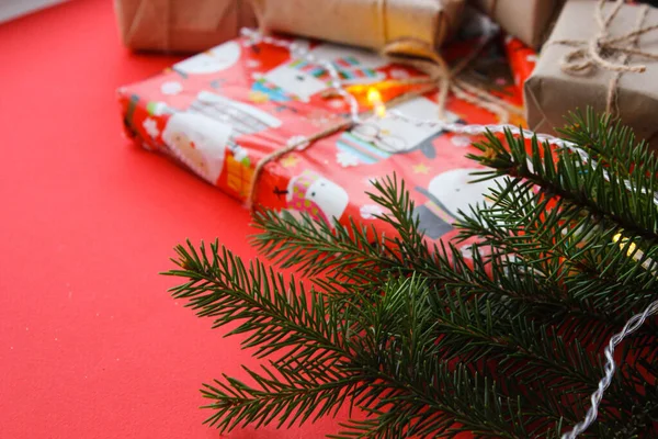 Kompozycja Bożonarodzeniowa Pudełkami Prezenty Sznurowadła Liny Papierowe Roole Dekoracje Gałązki — Zdjęcie stockowe