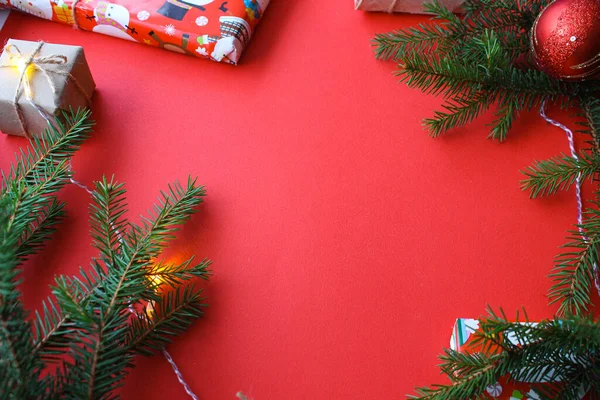 Weihnachtskomposition Mit Geschenkschachteln Seilklammern Papierrollen Und Dekorationen Tannenzweigen Auf Rotem — Stockfoto