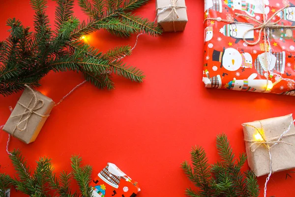 Karácsonyi Kompozíció Ajándékdobozokkal Kötél Hasítékokkal Papír Roolokkal Dekorációkkal Fenyőfa Ágak — Stock Fotó