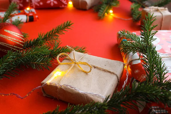 크리스마스 구성은 로프의 클리닝 종이의 배경의 전나무가지 휴일을 평평하게 — 스톡 사진