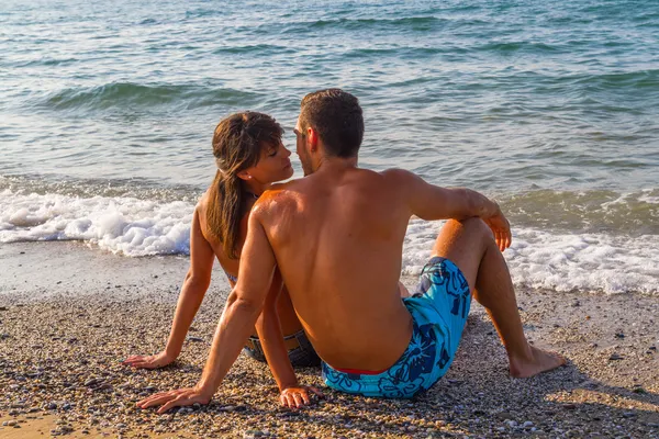 若いカップルはビーチでリラックス — ストック写真