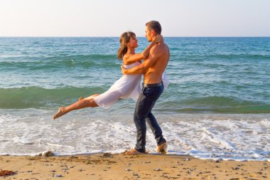 jong koppel beoefenen van een dance-scene op het strand.