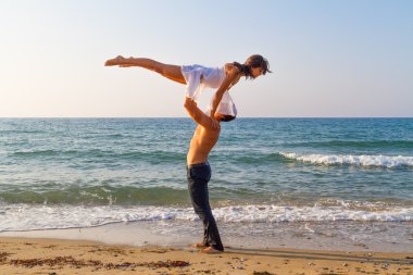 jong koppel beoefenen van een dance-scene op het strand.