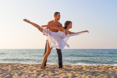 jong koppel beoefenen van een dance-scene op het strand.