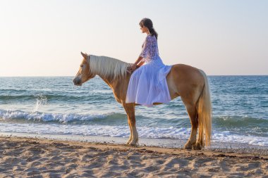 Sahilde bir atı ile genç kız