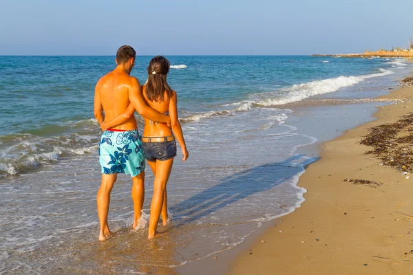 Junges Paar spaziert am Strand — Stockfoto