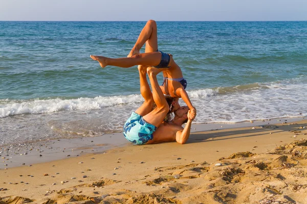 Jong koppel beoefenen van een dance-scene op het strand. — Stockfoto