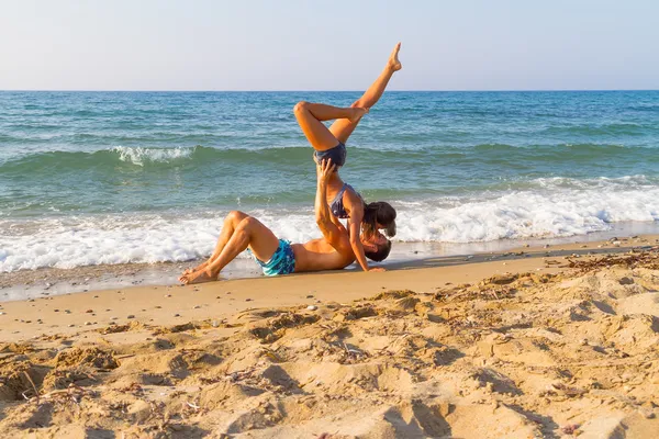 Jovem casal praticando uma cena de dança na praia . — Fotografia de Stock