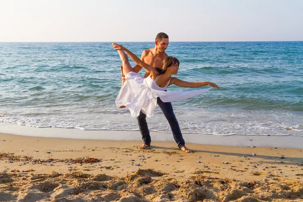 Ungt par öva en dans scen på stranden. — Stockfoto