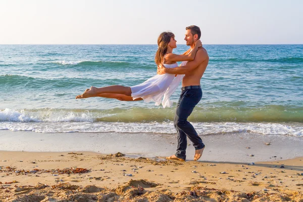 Pareja joven practicando una escena de baile en la playa . —  Fotos de Stock