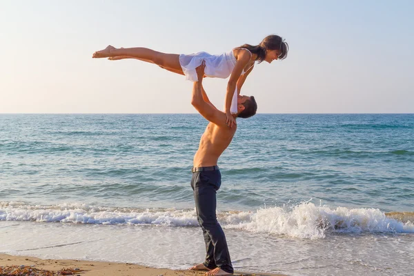 Νεαρό ζευγάρι εξάσκηση μια χορευτική σκηνή στην παραλία. — Φωτογραφία Αρχείου