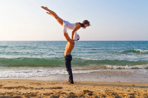 Jovem casal praticando uma cena de dança na praia . — Fotografia de Stock