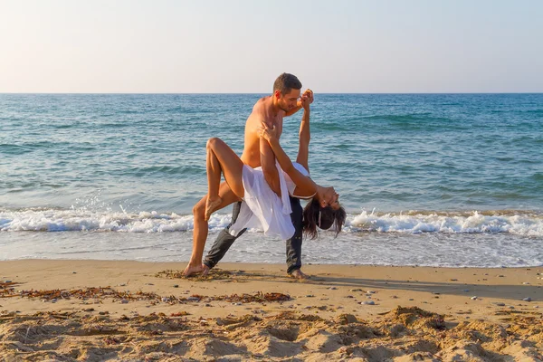 Jovem casal praticando uma cena de dança na praia . — Fotografia de Stock