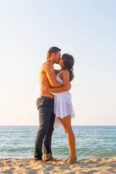 Junges Paar küsst sich am Strand — Stockfoto