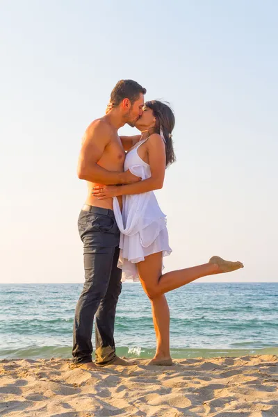 Jong koppel kussen op het strand — Stockfoto