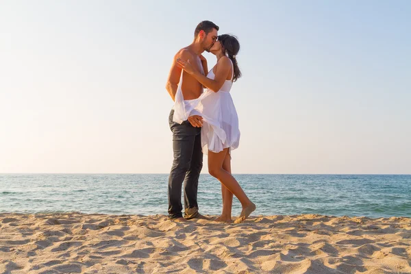 Jovem casal beijando na praia — Fotografia de Stock