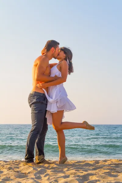 Jeune couple embrasser à la plage Images De Stock Libres De Droits