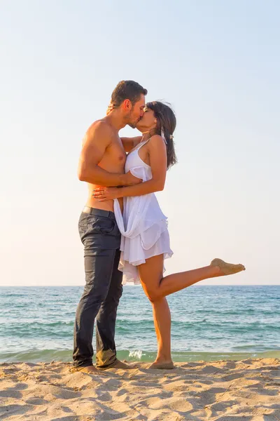 Jeune couple embrasser à la plage Photo De Stock